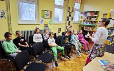 Prvašići u prvom posjetu školskoj knjižnici